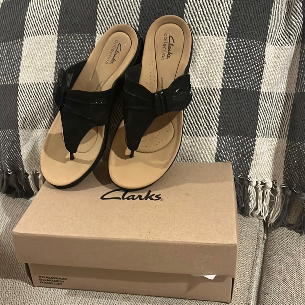 Clarks Laurieann Rae sandal. Size 8.5, Black with bow and sparkle detail. NIB